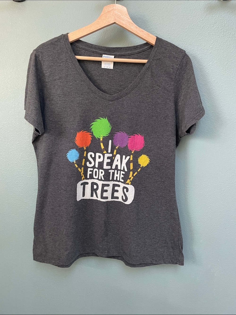 The Lorax "I Speak for the Trees" V-Neck T-Shirt – Gray –  L